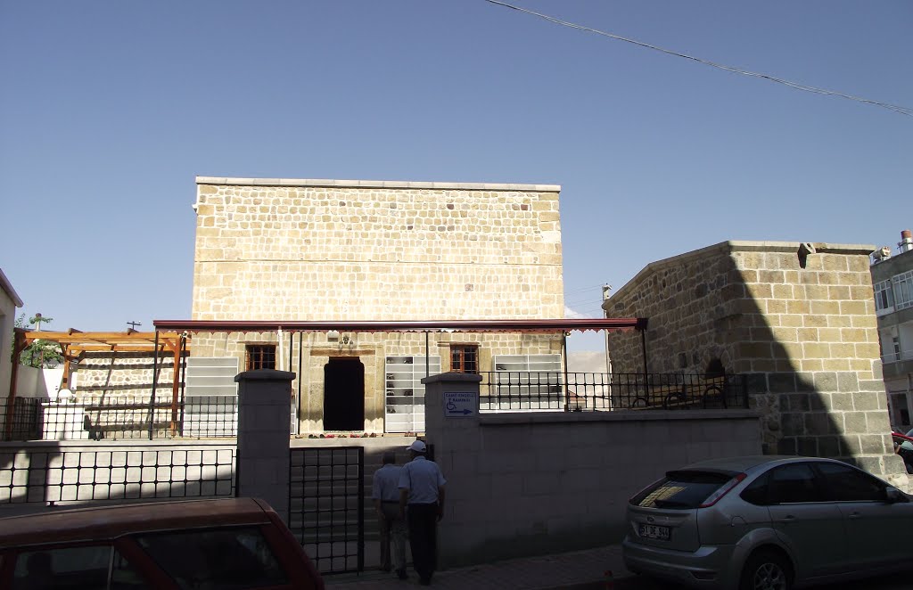 Niğde, Sıralı Camii ve Türbesi by Kasım OKTAY