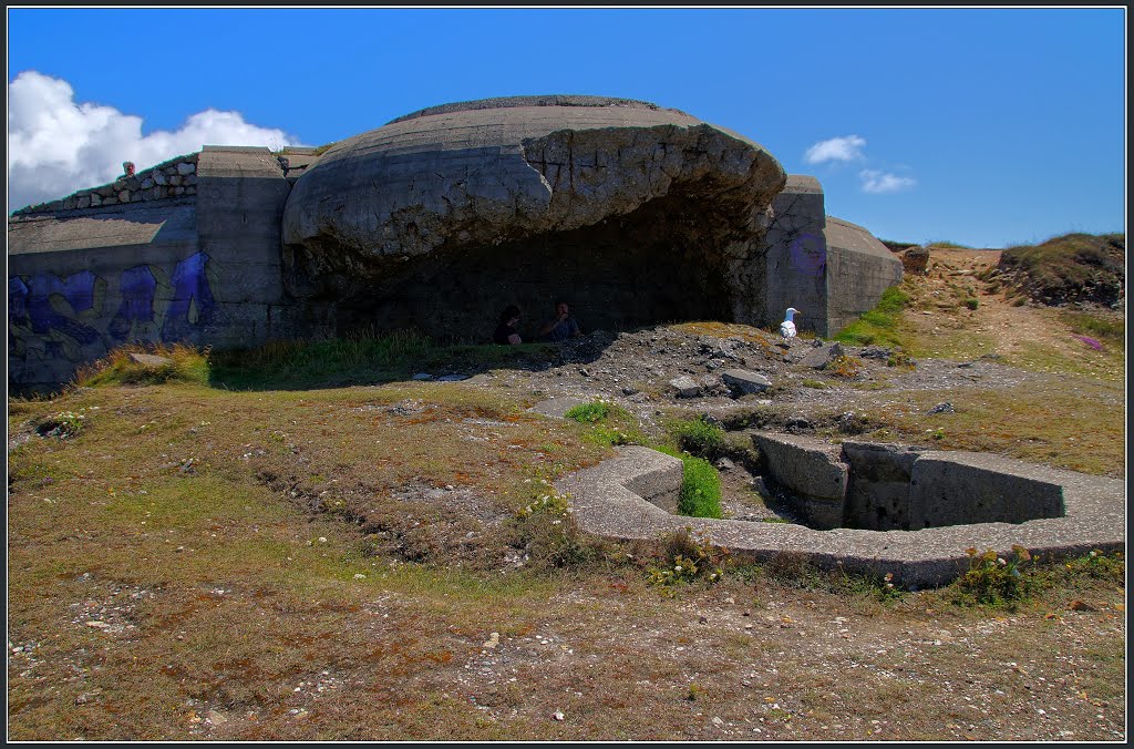 Zerstörter Bunker - Mahnmal des Krieges by trester88