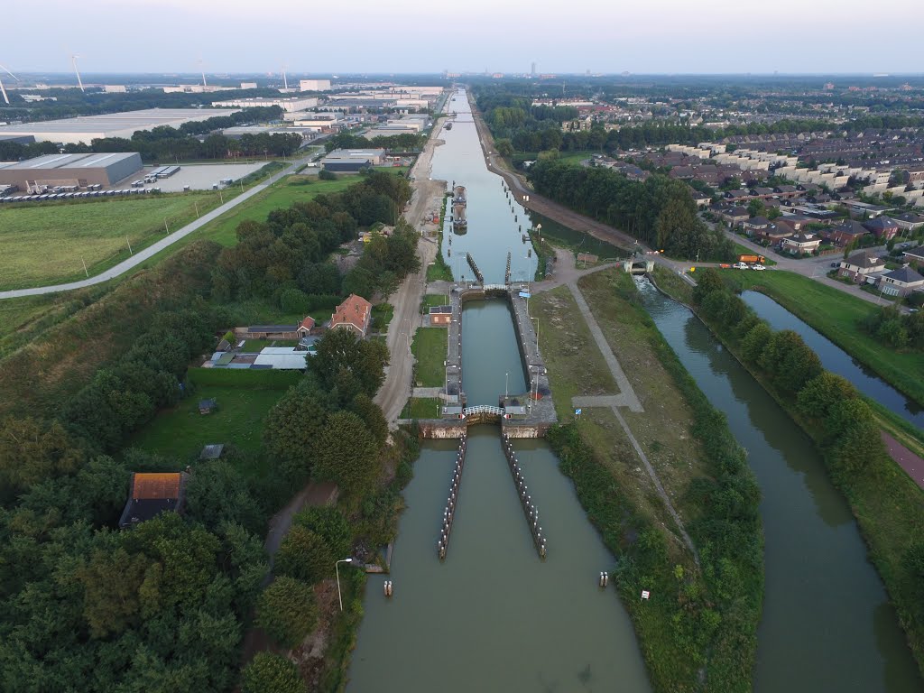 Sluis II WHK by www.binnenvaartinbee…