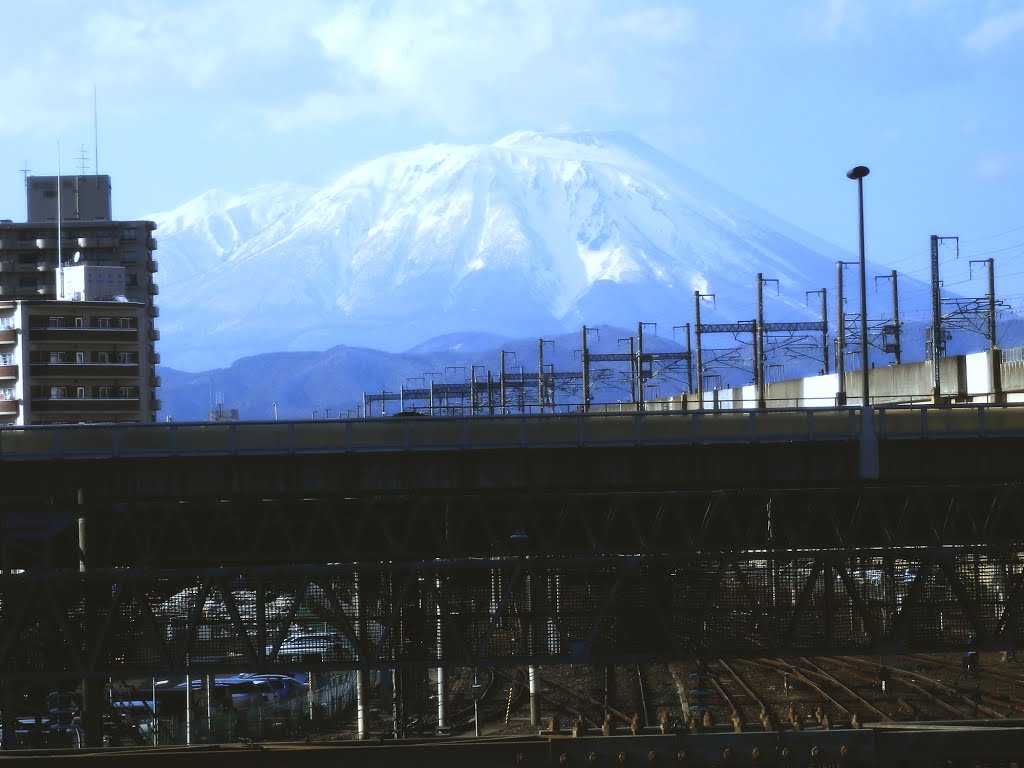 東北新幹線と岩手山 by ゆるテツ