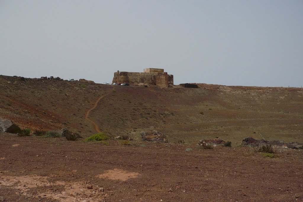 Castillo de Santa Barbera (Guanapay 452 meter) / Teguise / Lanzarote by Cees van den Brink