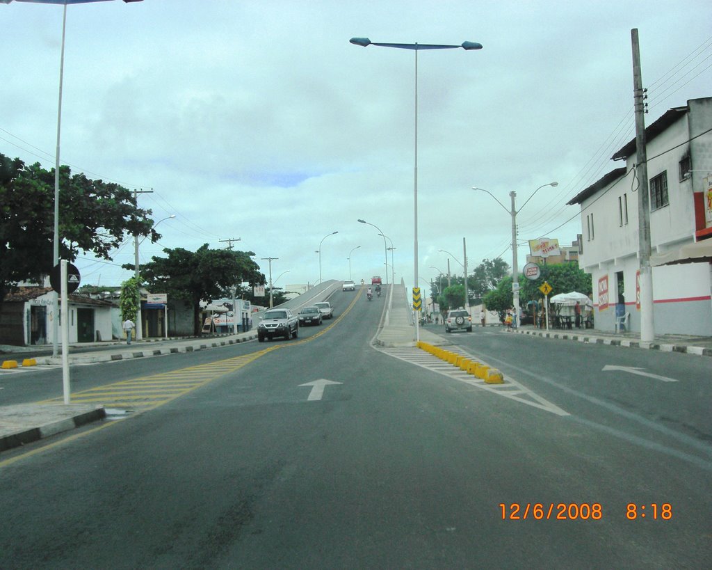 Subindo o viaduto Av. João Durval x Av. Getulio Vargas by Liza Miranda