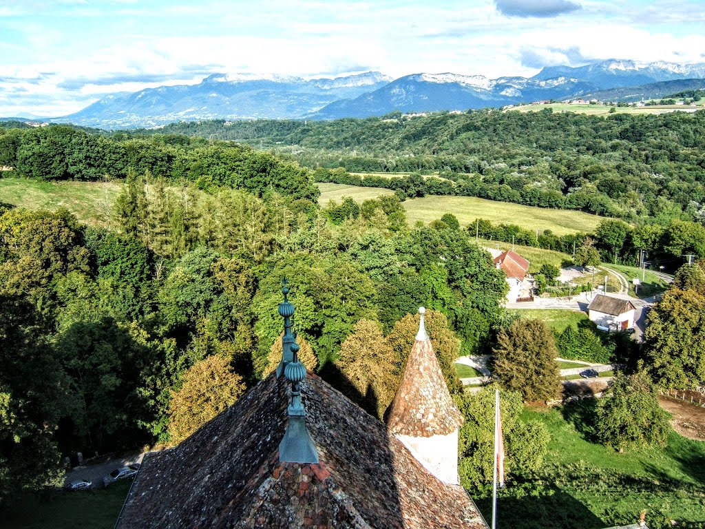 Vue du donjon du château de Montrottier 2 by Matopée