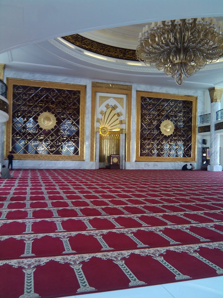 Karpet empuk dalam Masjid Agung Trans Studio Bandung by Sugeng Widodo