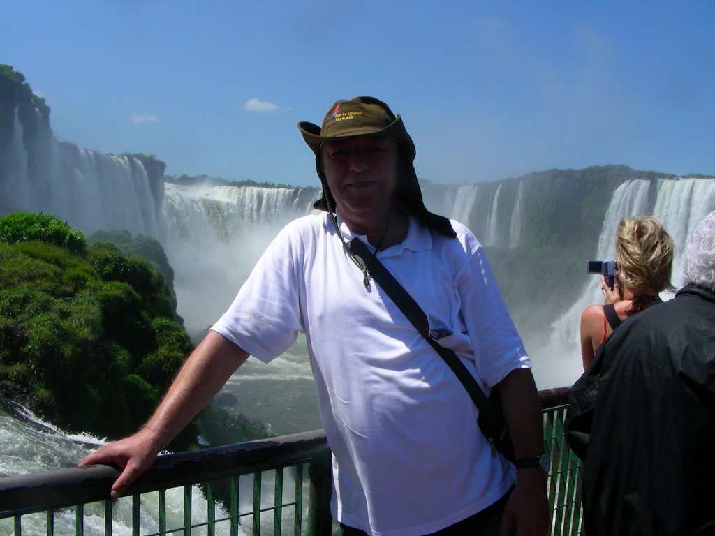 An den Wasserfällen von Iguazú by Manfred Eichmann