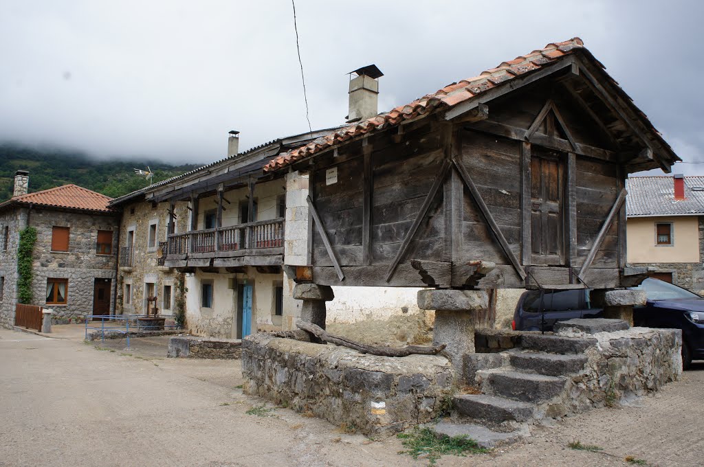 Hórreo leonés en Posada de Valdeón (2) by La Casa del Chiflón