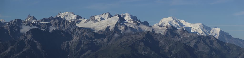 Panoramic view on the Mont Blanc range by Björn S.