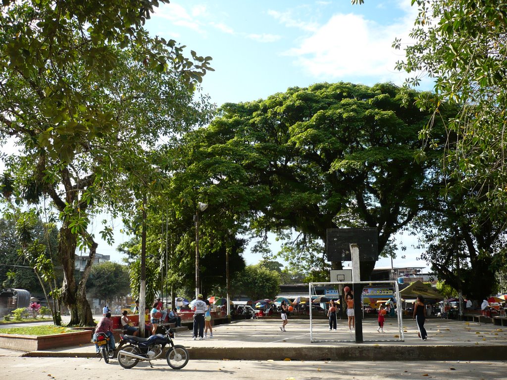 Parque Central, Puerto Asis, vista al Norte by Javier González Aguirre [frankyaz]