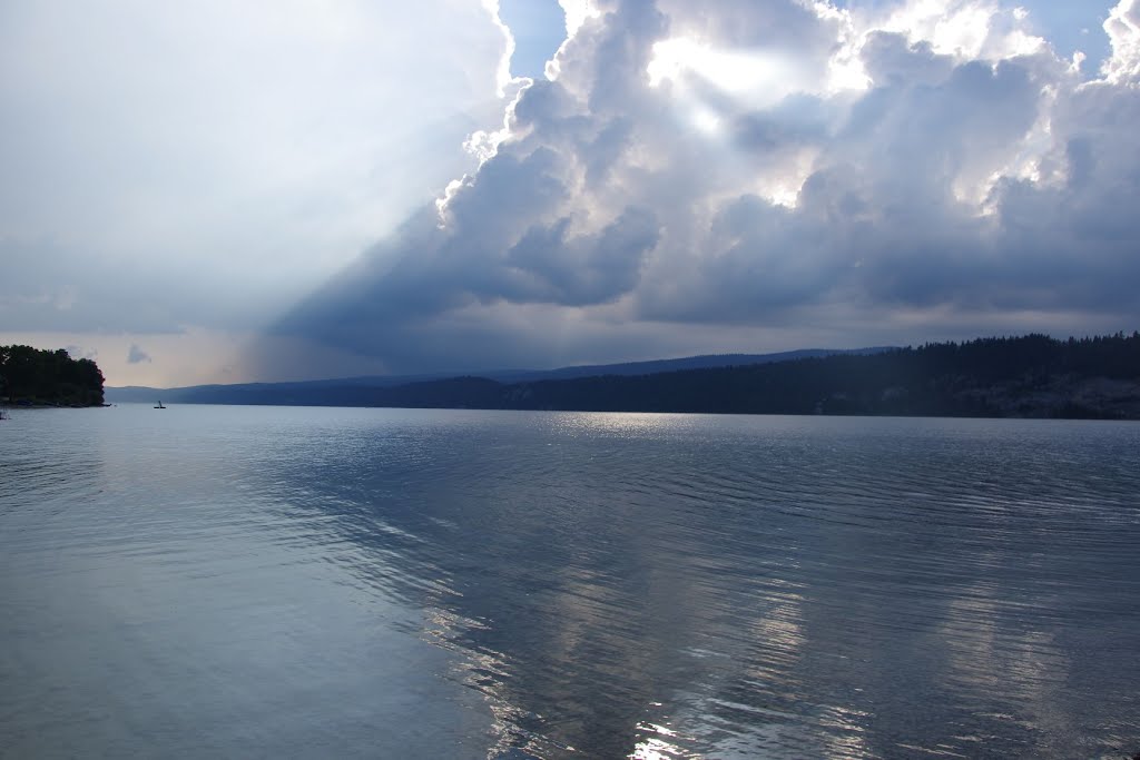 Nuage sur le lac by Set Co