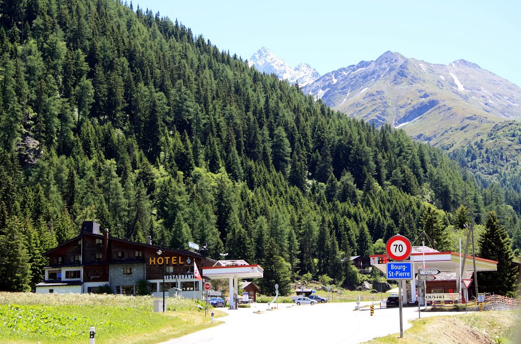 Bourg-St-Pierre - Entrée sud de la localité - Hôtel de Bivouac de Napoléon by Charly-G. Arbellay