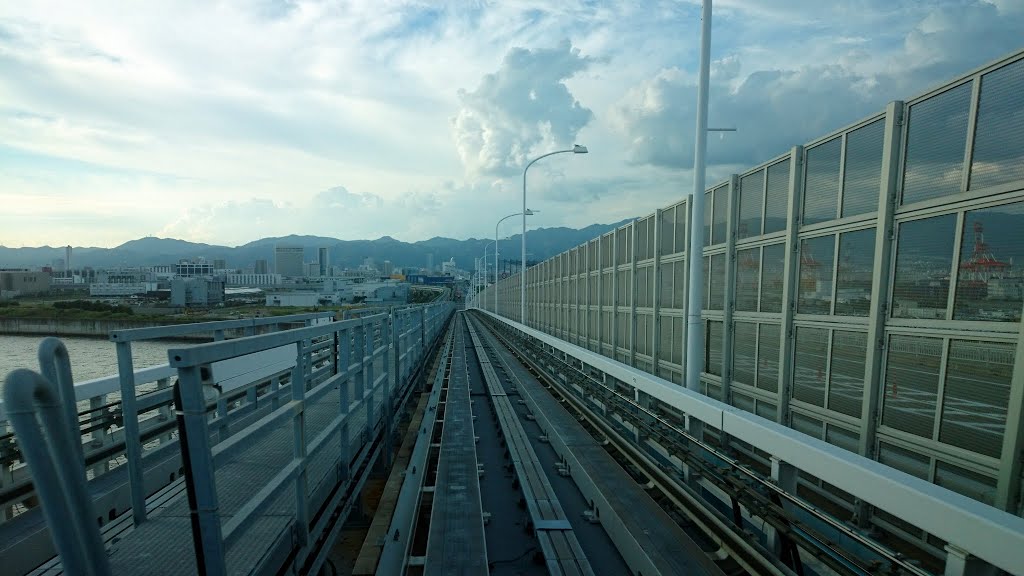 ポートライナーで三宮から神戸空港に向かう間を撮影しました。 by 林芳彦