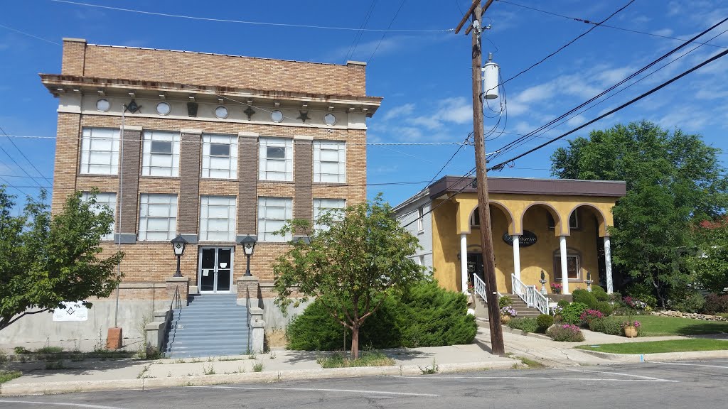 Building on the left is and always has been the Masonic Lodge. See symbols on foundation and across crown. Building on right was the Wallace Mortuary for many years. Original was third story with peaked roof; not sure if fire or water damaged. by JB The Milker