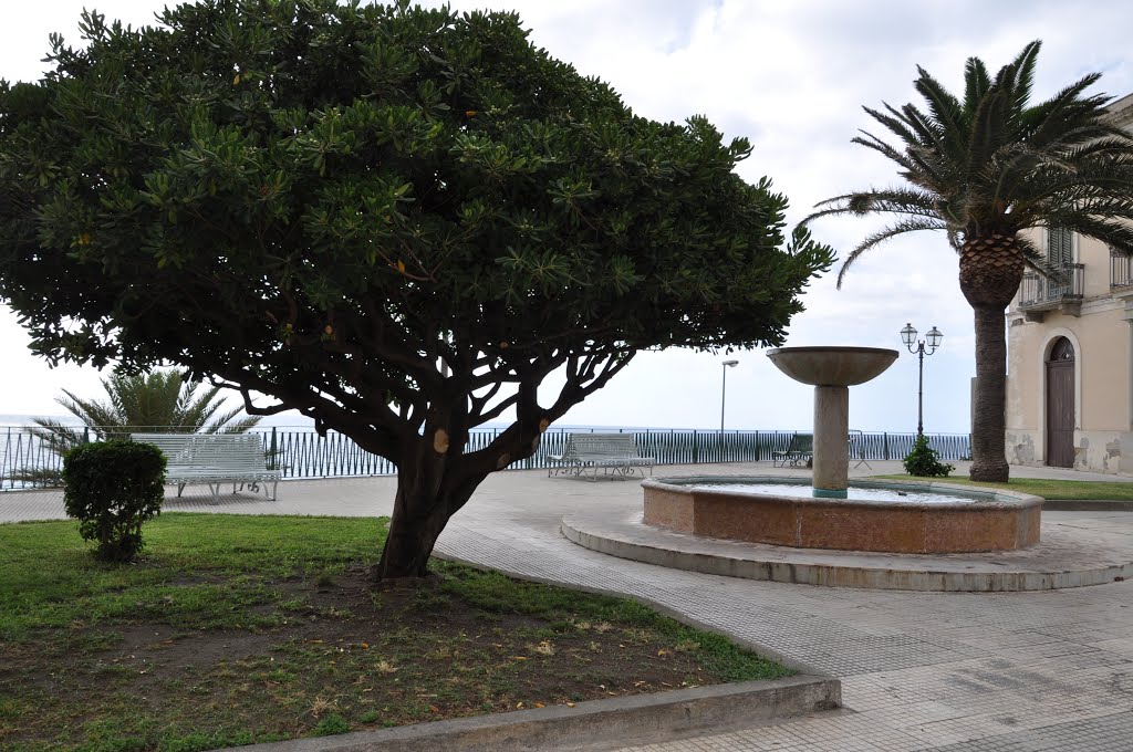 Largo F. Forzano: “L’angolo ideale per meditare e per respirare aria di mare” - Gioiosa Marea (ME - Italy) by Fiorenzo Dellutri