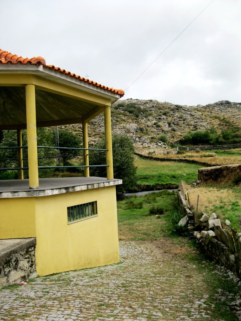 Albergaria da Serra, Arouca, rio e coreto by A Almeida