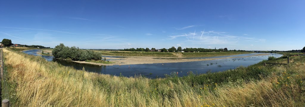 Langs de Maas in Smeermaas aan de grens met Maastricht by Ivan Jans