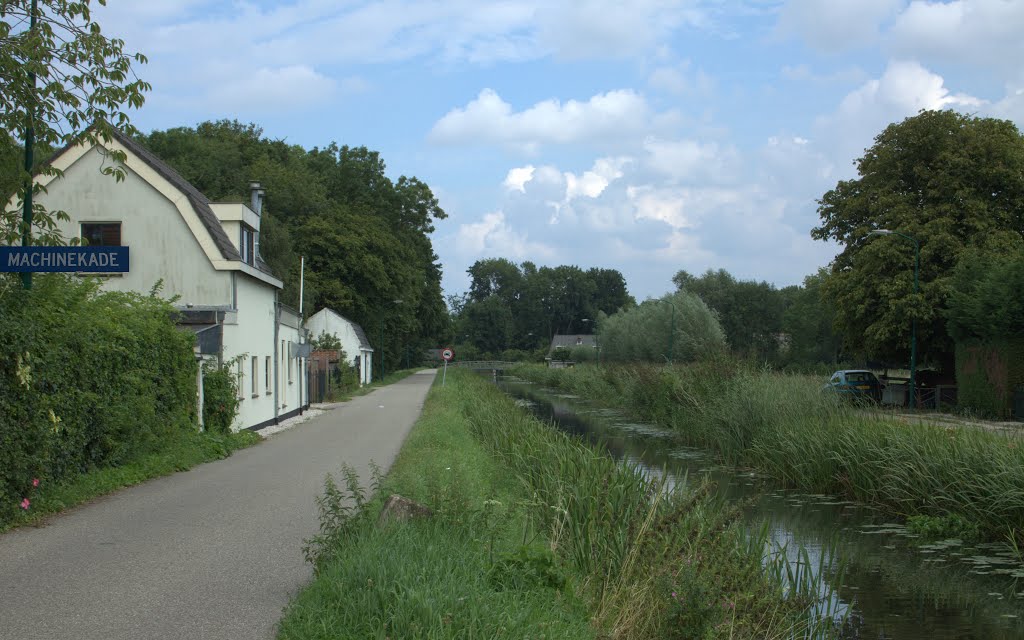 De Machinekade hier uitkomend op de Vecht bij Maarssen. by Jan Dijkstra