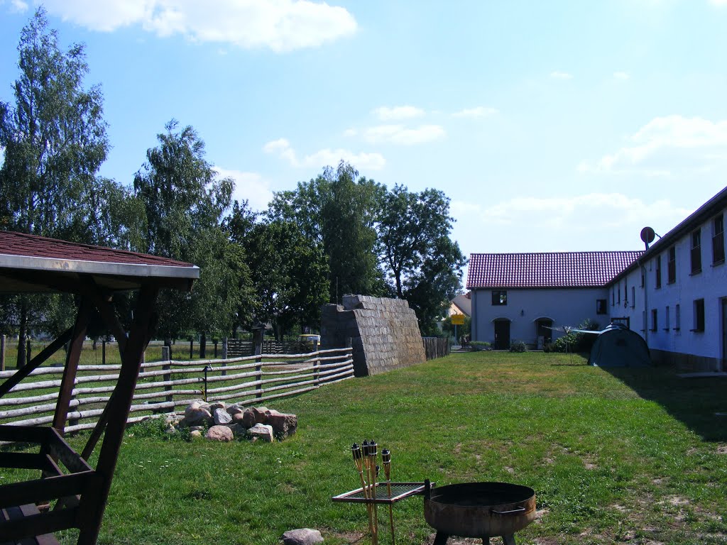 Neu Lübbenau, Unterspreewald, Niederlausitz. Grillplatz, Spielplatz und Zeltplatz der Scheunenherberge. by velthurvik