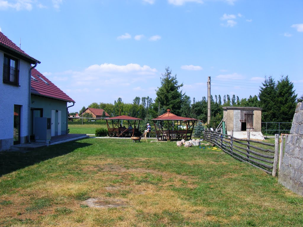 Neu Lübbenau, Unterspreewald, Niederlausitz. Grillplatz und Raucherinsel der Scheunenherberge. by velthurvik