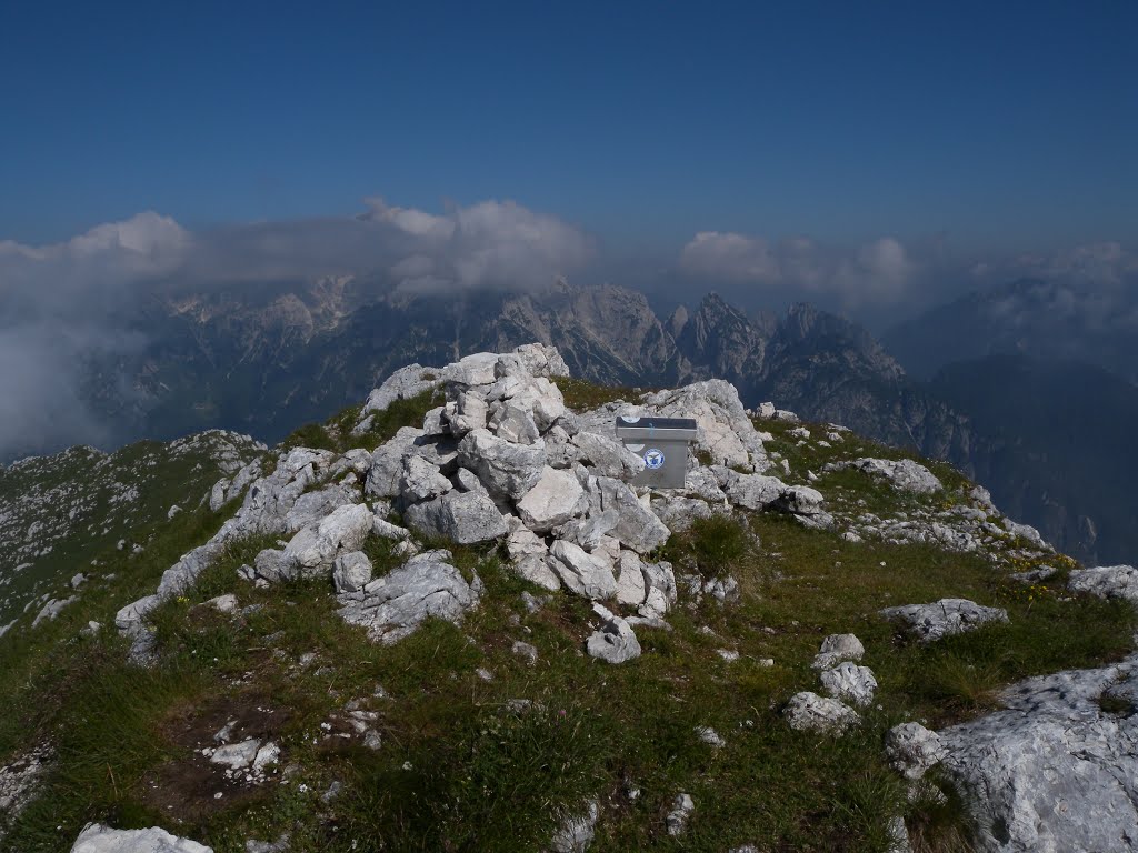 Log pod Mangartom 6a, 5231 Log pod Mangartom, Slovenia by Igor Tergeste