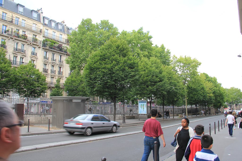 Boulevard de Rochechouart by Roman Tcymbal