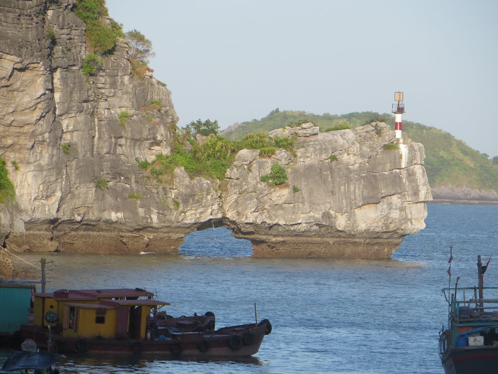 Tt. Cát Bà, Cát Hải, Hải Phòng, Vietnam by Dần Lê