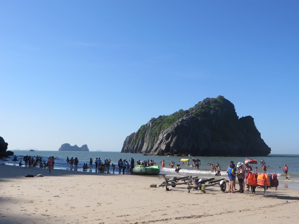 Tt. Cát Bà, Cát Hải, Hải Phòng, Vietnam by Dần Lê