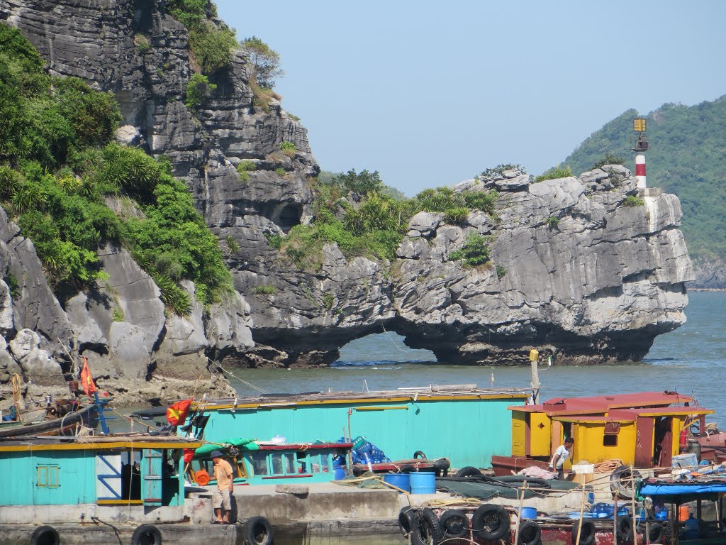 Tt. Cát Bà, Cát Hải, Hải Phòng, Vietnam by Dần Lê