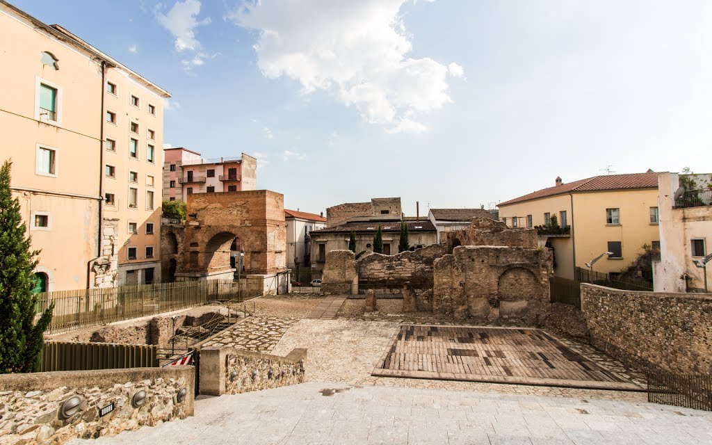 Benevento - area archeologica by stefano damodena