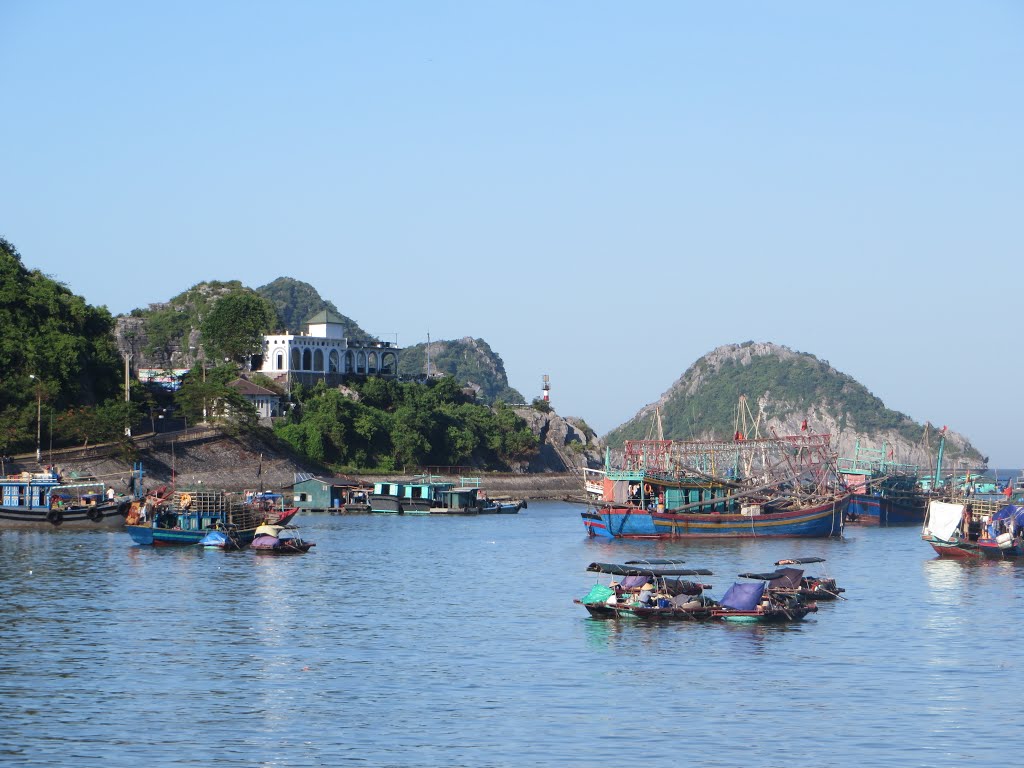 Tt. Cát Bà, Cát Hải, Hải Phòng, Vietnam by Dần Lê