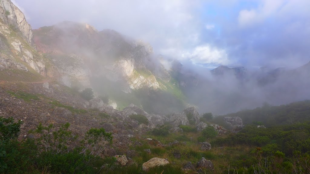 Niebla de camino al Lago de La Cueva by Carlos Gonzalez