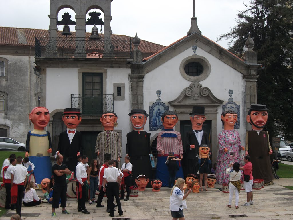 Gigantones na Capela das Almas - Viana do Castelo (festas 2015) by Jose Manuel Amaral