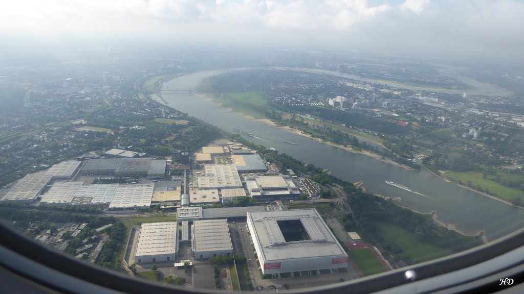 Düsseldorf - Blick über das Messegelände Richtung Stadtmitte by Heribert Duling