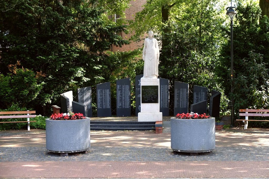 Monument voor de gesneuvelde Winterswijkse soldaten en de vermoorde Joodse burgers van Winterswijk | Monument for the Winterswijk soldiers and the Jewish citizens of Winterswijk by Syborgh