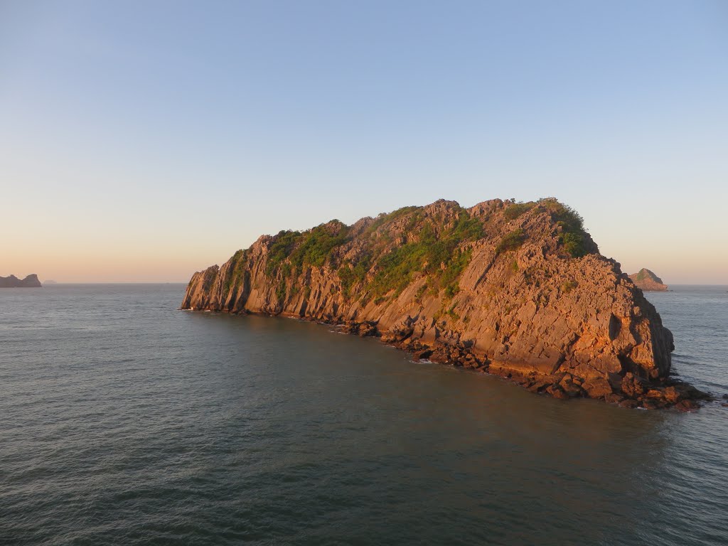 Tt. Cát Bà, Cát Hải, Hải Phòng, Vietnam by Dần Lê