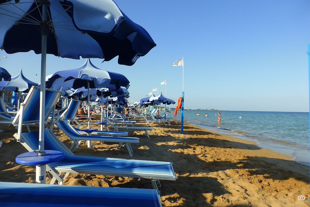 Lido di Noto - SR - La spiaggia. by Cesare Cavezzale