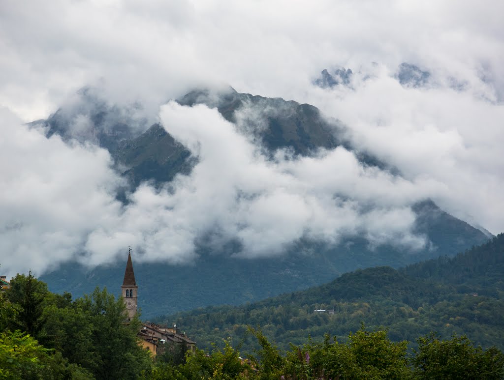 Fellegek közt - Clouds between by Zoltán Szabó