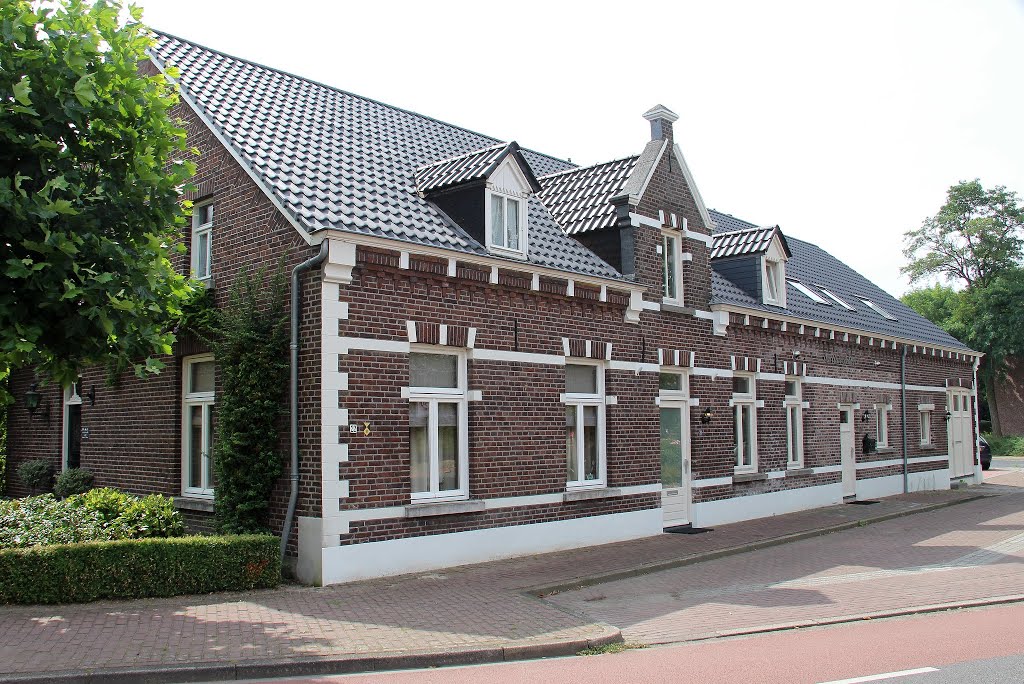 Meterik - Sint Jansstraat 20-22 : Dubbel woonhuis by John Scholte