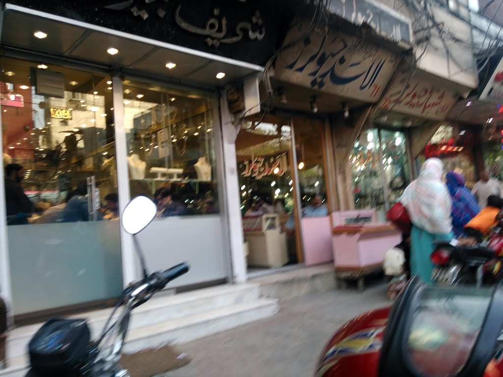 Sharif Jewllers, Gold Market inside Walled City Lahore by AbdulSattar Minhajia…