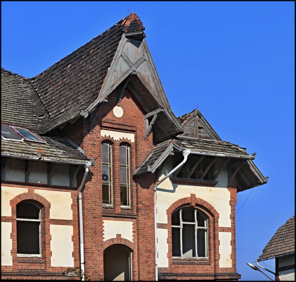 Burg bei Magdeburg. Detail des Verwaltungsgebäudes des städtischen Schlachthofs in der Blumenthaler-Straße. by Der Burger JL