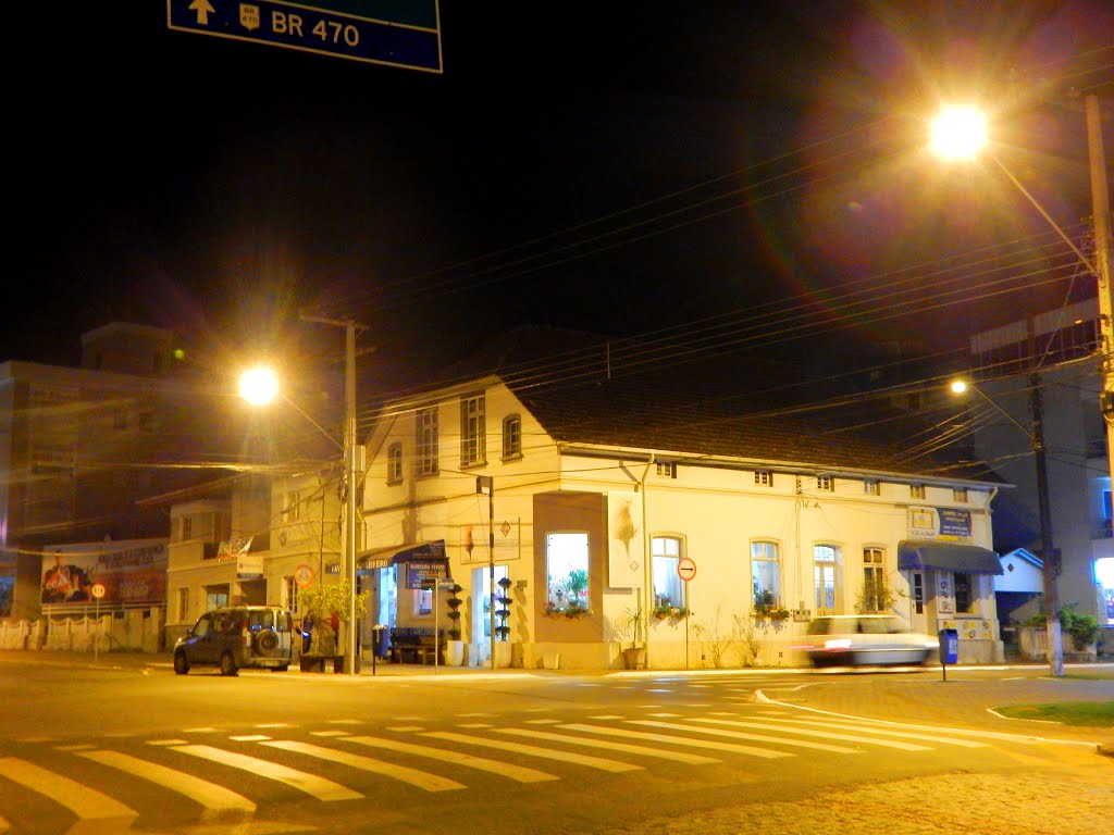 IMAGEM NOTURNA NA AVENIDA GETÚLIO VARGAS-INDAIAL by Sidnei Recco