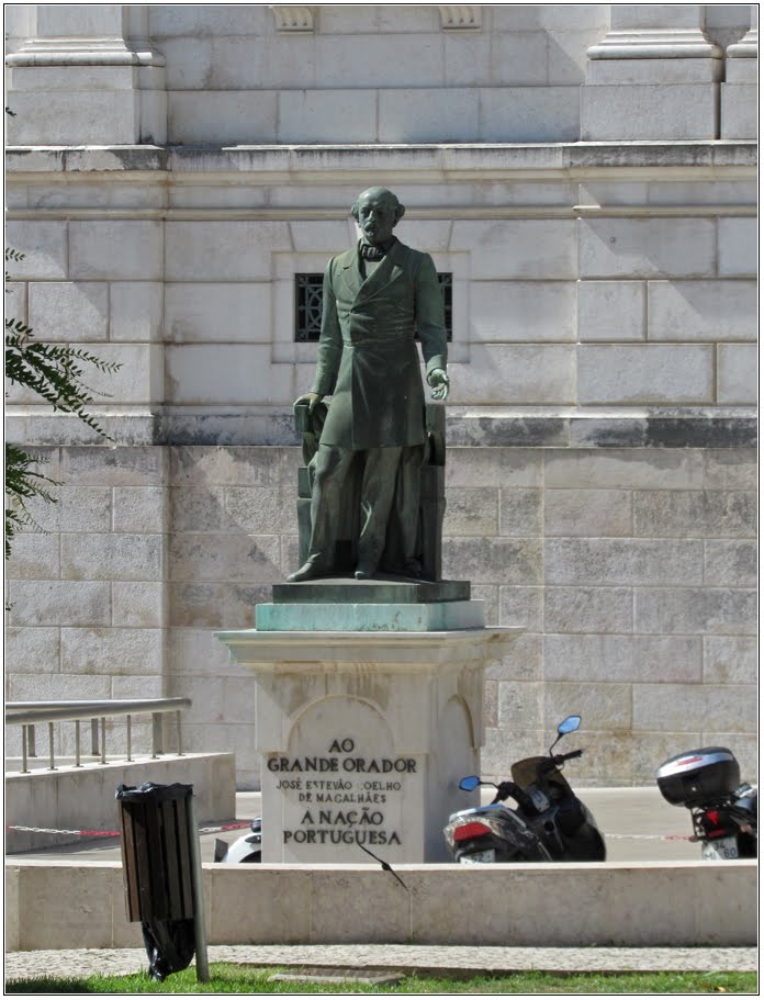 Jardim da Praça de São Bento - Estátua de José de Magalhães by André Barragon