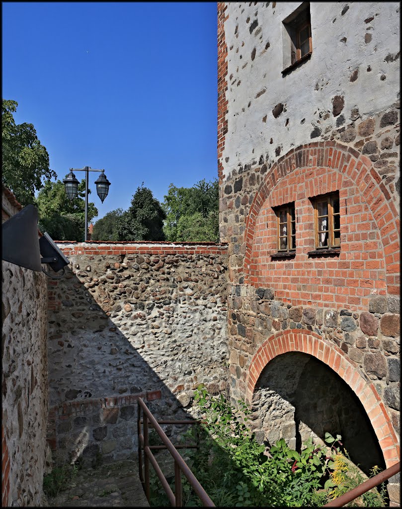 Burg bei Magdeburg. Am Kuh-oder Freiheitsturm. by Der Burger JL