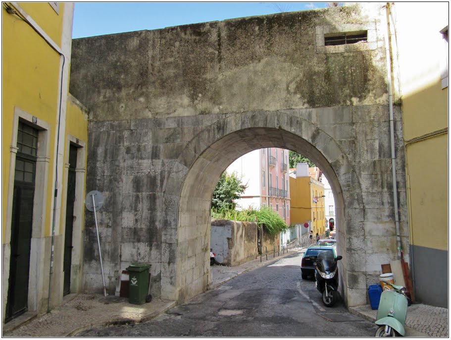 Rua do Arco a São Mamede by André Barragon