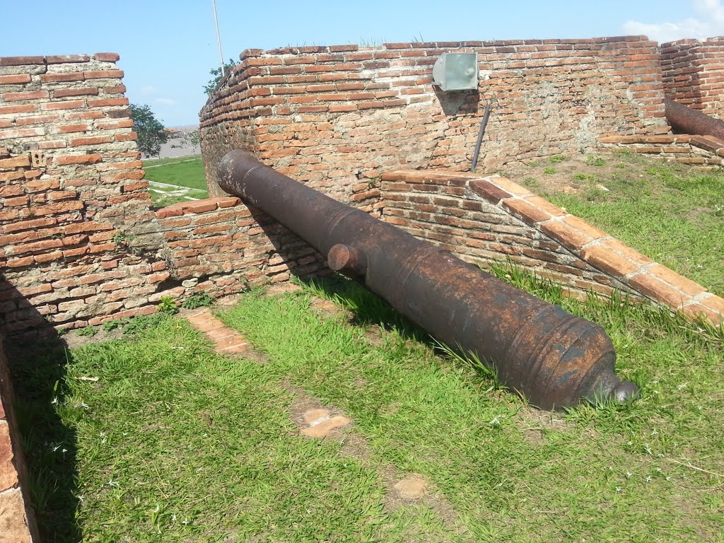 Canhão de 200 anos no forte de São José Amapá AP, Brasil by jose donizetti dias