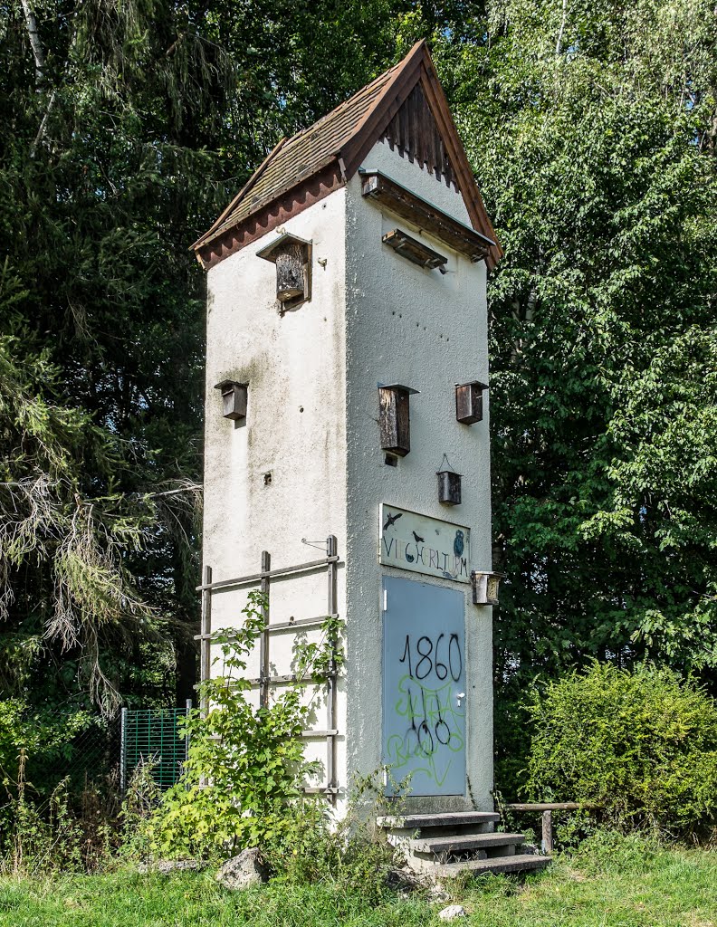 Insektenhaus in stillgelegter Trafostation by aziwo