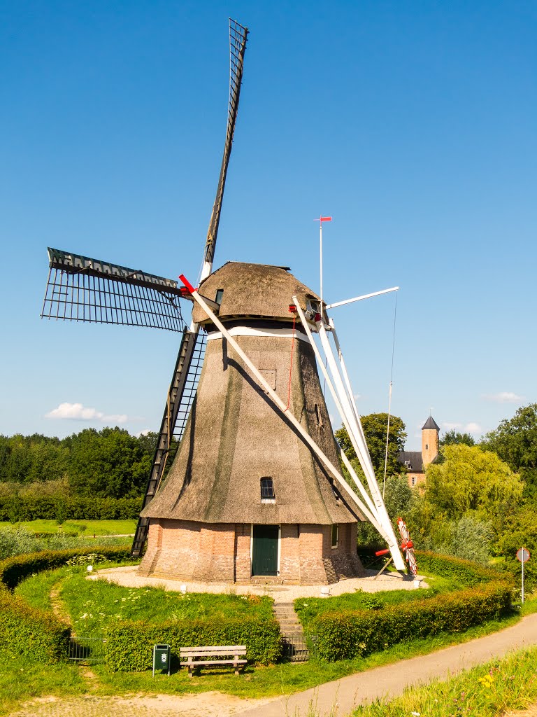 4181 Waardenburg, Netherlands by Stefan Vossemer