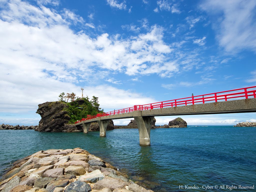 青空の元の弁天岩(Benten Rock at the end of summer) 22 Aug, 2015 by Hiroaki Kaneko