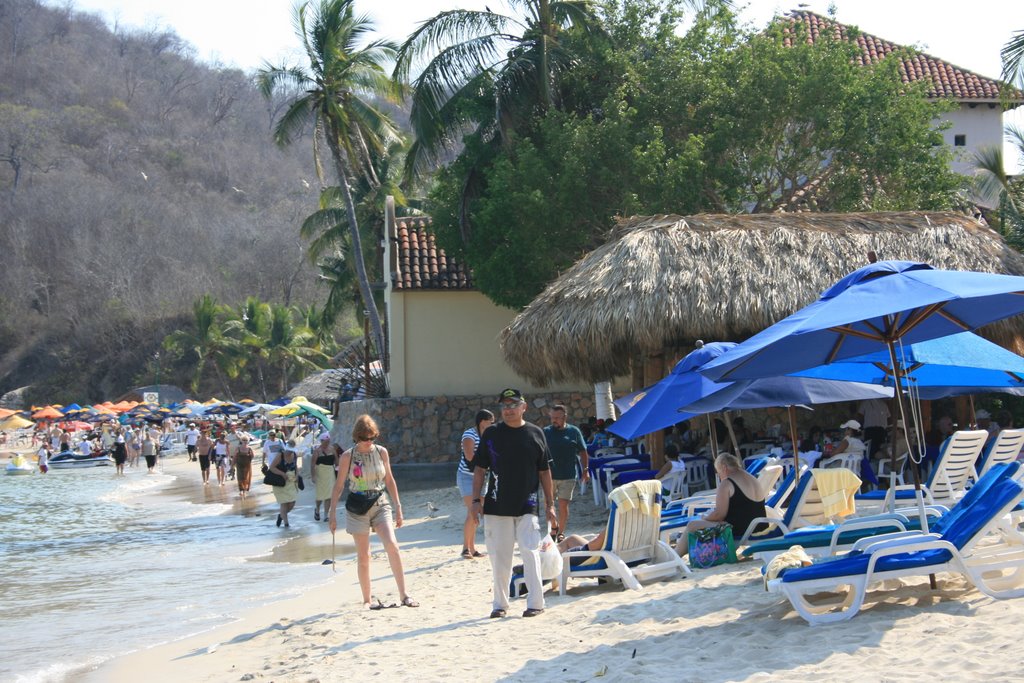 Beach @ Huatalco April 2008 by Gallavanting Guy