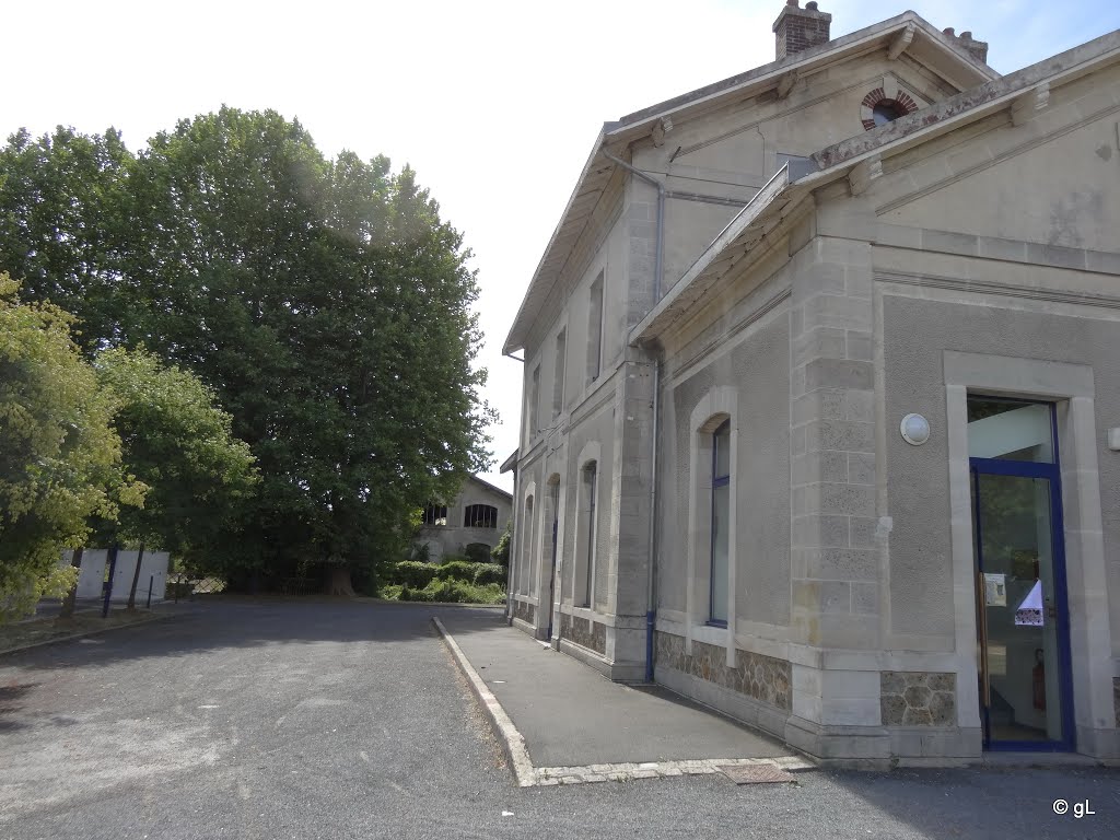 Gare de Coubert-Soignolles en Brie - Coté cour by Gérard Laurent (Road…