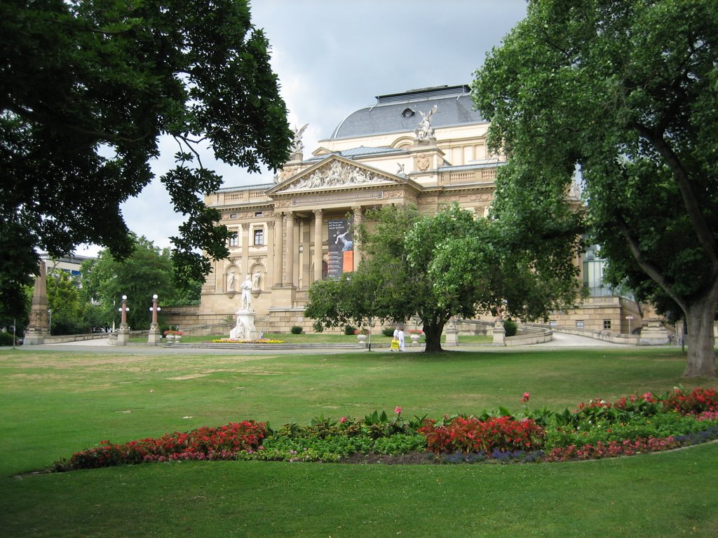 View onto theatre "Hessisches Staatstheater" by kapibara